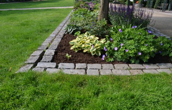 Flower Bed Mulching in Lakeville
